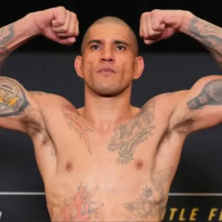 Alex Pereira’s Devastating Strikes Leave Opponent Blind in Title Bout
